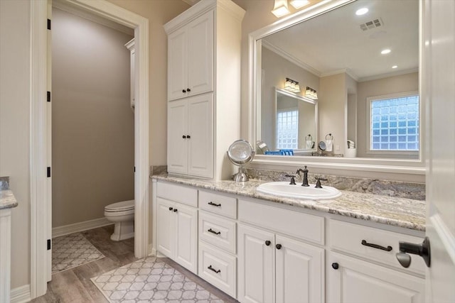 1608 Ridgewood Dr, Waco, TX 76710 - bathroom featuring toilet, visible vents, baseboards, vanity, and ornamental molding