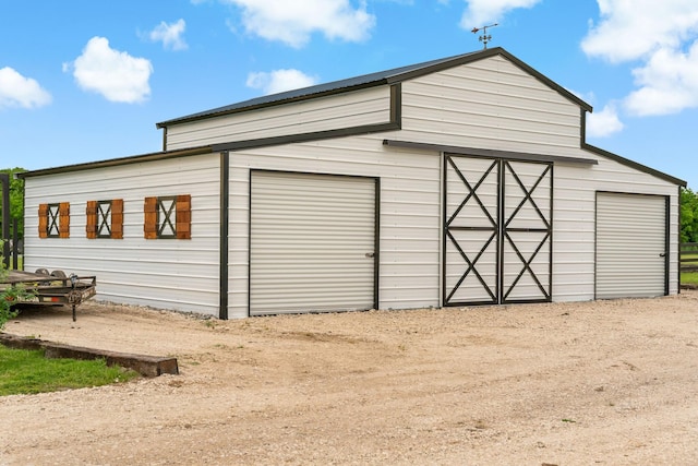 view of outdoor structure with an outbuilding