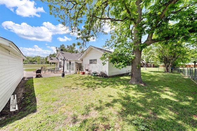 1302 E Mclennan Ave, Mart, TX 76664 - view of yard featuring a patio