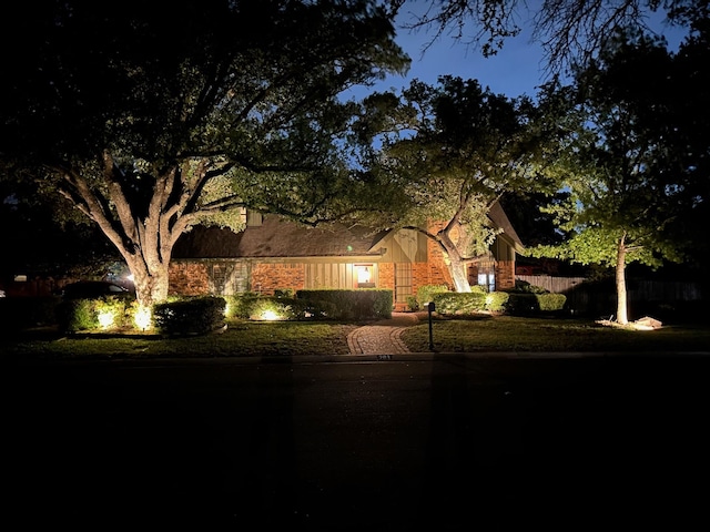 view of front of property featuring fence