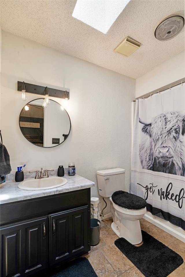 bathroom featuring a textured ceiling, toilet, visible vents, curtained shower, and vanity