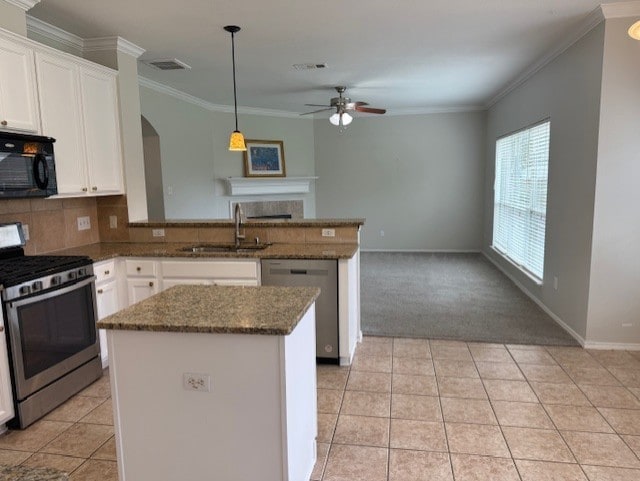 kitchen with ceiling fan, appliances with stainless steel finishes, a sink, a peninsula, and ornamental molding