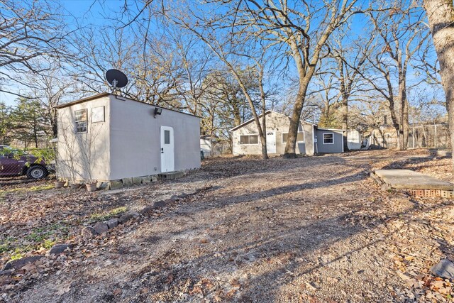 view of yard featuring an outdoor structure