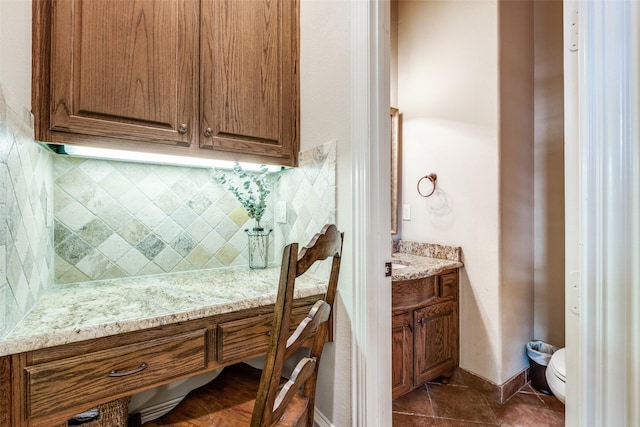 8523 Lakemont Dr, Dallas, TX 75209 - interior space featuring baseboards, tasteful backsplash, toilet, and vanity