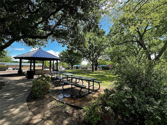 405 Davis St, Weatherford, TX 76086 - surrounding community with a lawn and a gazebo