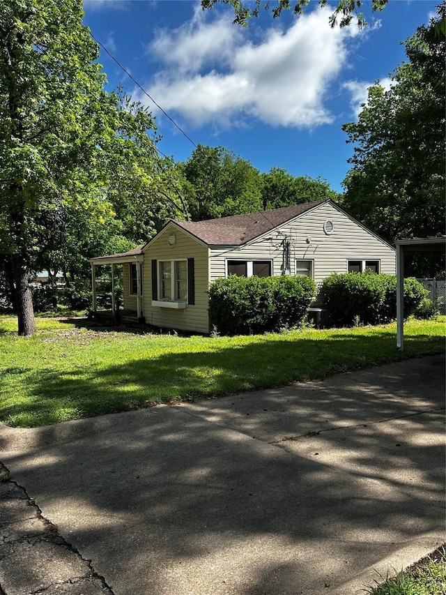 405 Davis St, Weatherford, TX 76086 - bungalow-style house featuring a front yard