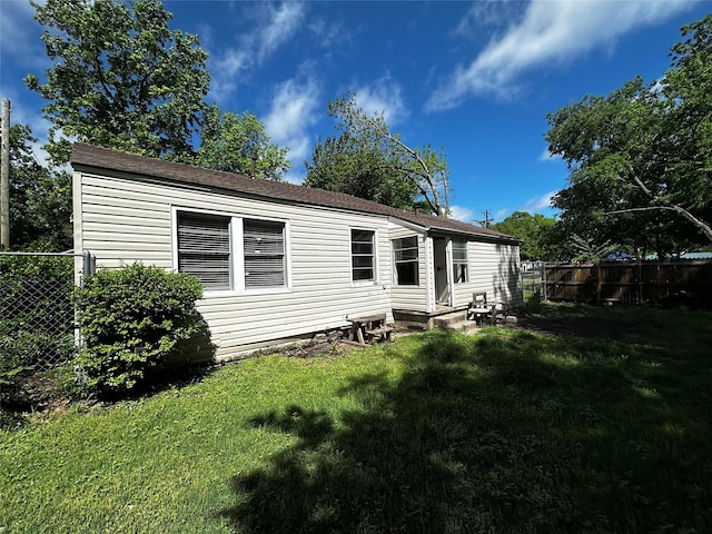 405 Davis St, Weatherford, TX 76086 - rear view of property featuring a yard and fence