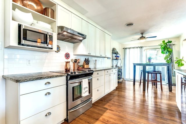 717 Cliffside Dr, Richardson, TX 75080 - kitchen with appliances with stainless steel finishes, under cabinet range hood, tasteful backsplash, dark wood finished floors, and ceiling fan