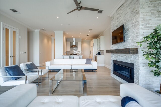 living room featuring light wood-style flooring, visible vents, recessed lighting, and a ceiling fan