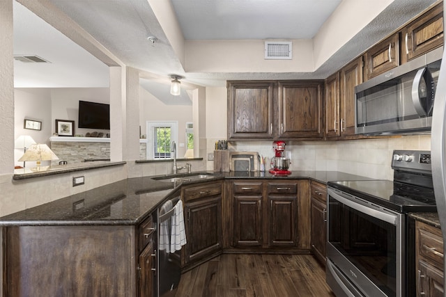 kitchen with visible vents, a sink, dark wood-type flooring, and appliances with stainless steel finishes
