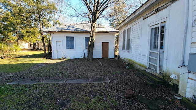 exterior space with a yard