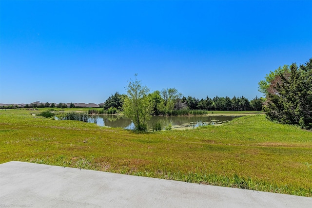 view of yard featuring a water view