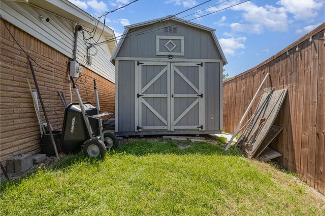view of outdoor structure with an outdoor structure, a fenced backyard, and entry steps