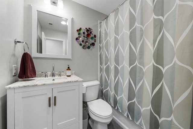 bathroom with a shower with curtain, vanity, visible vents, and toilet