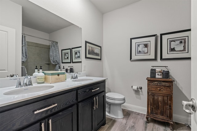 full bathroom featuring curtained shower, a sink, double vanity, and toilet