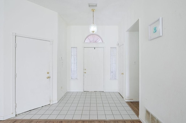 entryway featuring visible vents and light tile patterned floors