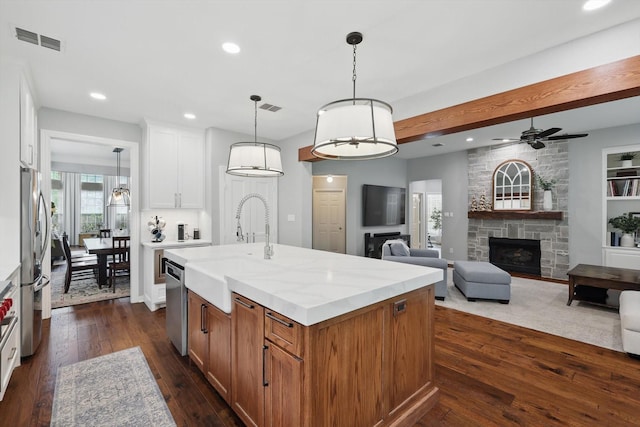 kitchen with a sink, visible vents, appliances with stainless steel finishes, dark wood-style floors, and recessed lighting