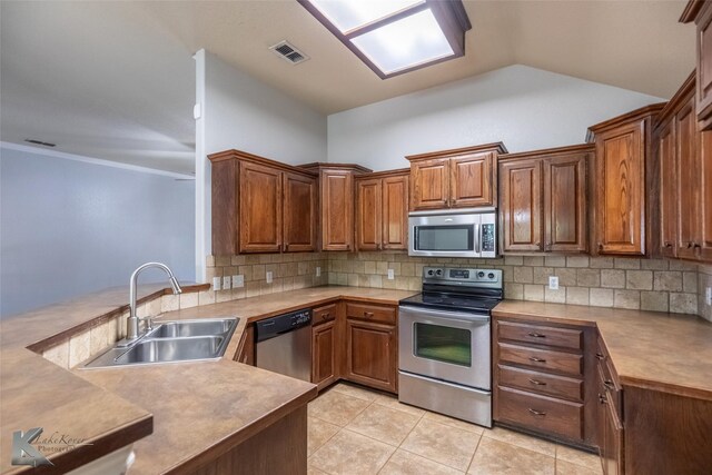7018 Waterway Ln, Abilene, TX 79606 - kitchen featuring vaulted ceiling, a sink, decorative backsplash, stainless steel appliances, and visible vents