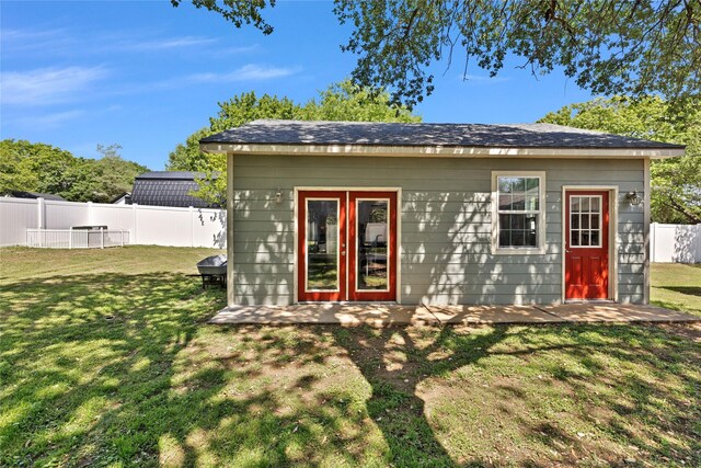 view of outdoor structure featuring a fenced backyard and an outdoor structure