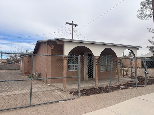 view of front of house with stucco siding and a fenced front yard