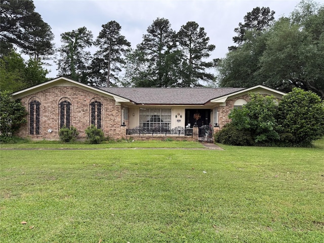 ranch-style home featuring a front lawn and brick siding