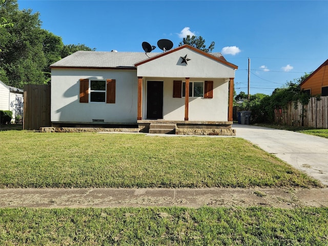 3123 Kellogg Ave, Dallas, TX 75216 - bungalow featuring stucco siding, a front yard, covered porch, and fence