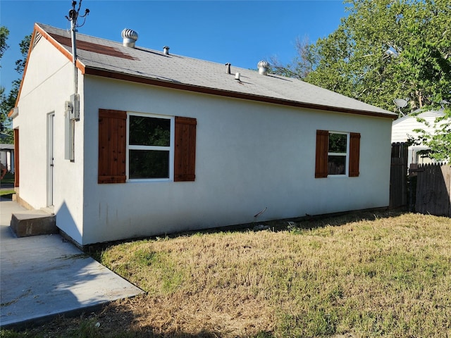 3123 Kellogg Ave, Dallas, TX 75216 - view of side of property featuring fence, a yard, and stucco siding