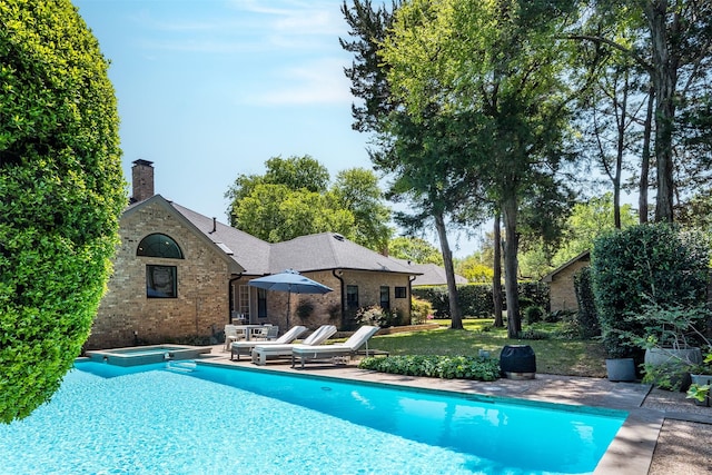 1747 Crescent Ln, Duncanville, TX 75137 - view of swimming pool featuring a pool with connected hot tub and a patio
