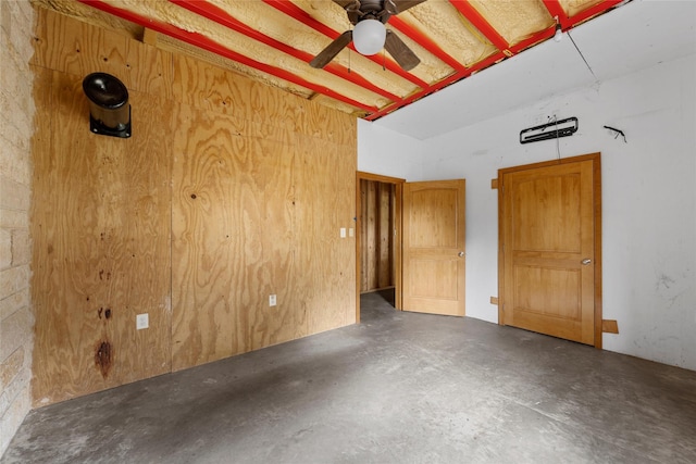 empty room with concrete flooring and a ceiling fan