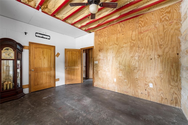 unfurnished room featuring ceiling fan and concrete floors