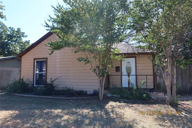 view of front of property featuring fence