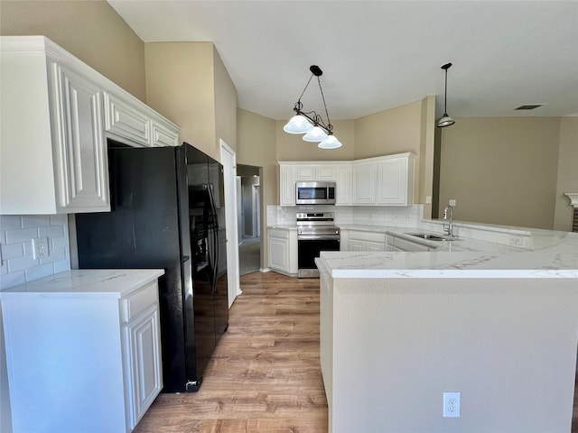 525 Reagan Ln, Burleson, TX 76028 - kitchen with light wood finished floors, stainless steel appliances, a sink, tasteful backsplash, and white cabinetry