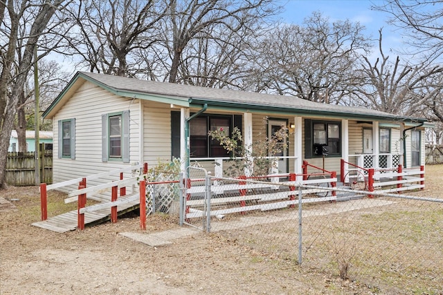 view of front of property featuring a gate, a fenced front yard, and covered porch