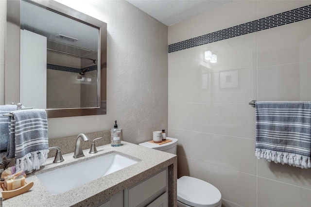 2535 Wedglea Dr Unit 114, Dallas, TX 75211 - bathroom featuring toilet, visible vents, a shower, a textured wall, and vanity