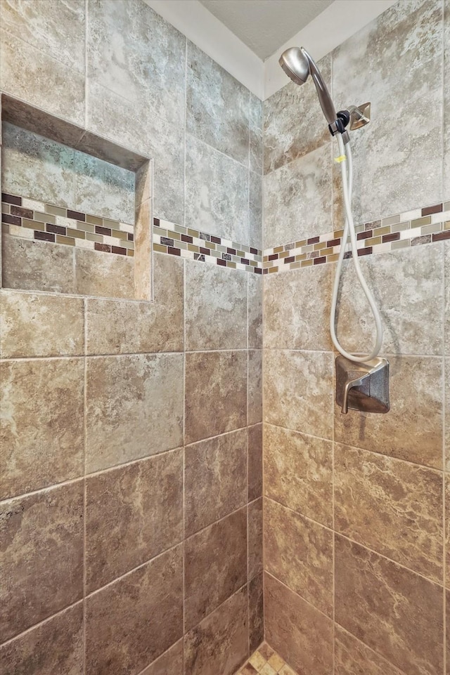 full bathroom featuring tiled shower