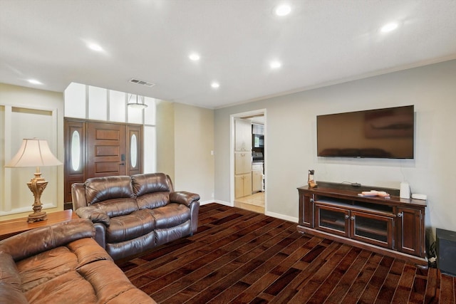 living area featuring recessed lighting, baseboards, wood finished floors, visible vents, and ornamental molding