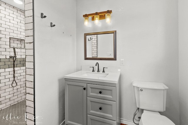 full bathroom featuring baseboards, toilet, vanity, and tiled shower