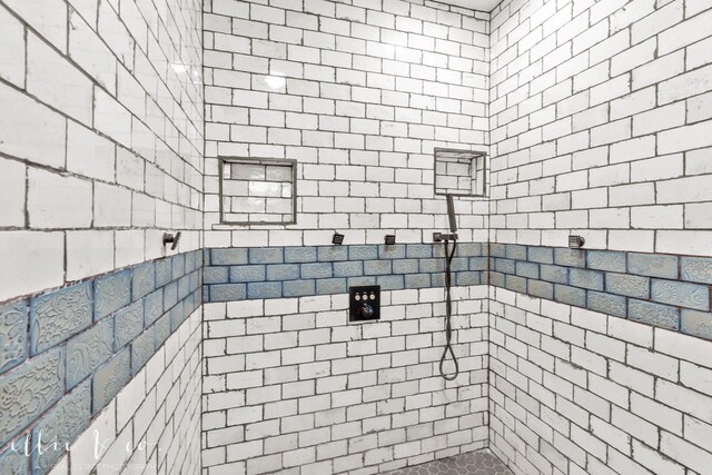 full bathroom featuring a tile shower