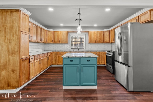 kitchen featuring stainless steel appliances, a sink, dark wood-type flooring, and tasteful backsplash