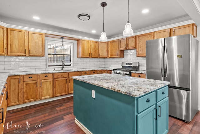 kitchen featuring a sink, dark wood-type flooring, crown molding, a center island, and appliances with stainless steel finishes