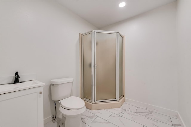 full bathroom with a shower stall, toilet, vanity, baseboards, and recessed lighting