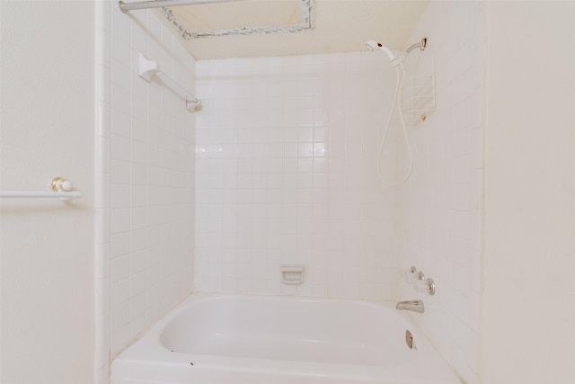 bathroom with bathtub / shower combination