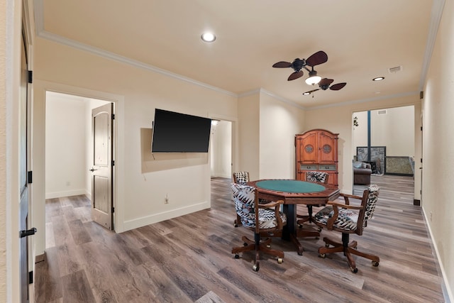 dining area featuring recessed lighting, wood finished floors, a ceiling fan, ornamental molding, and baseboards