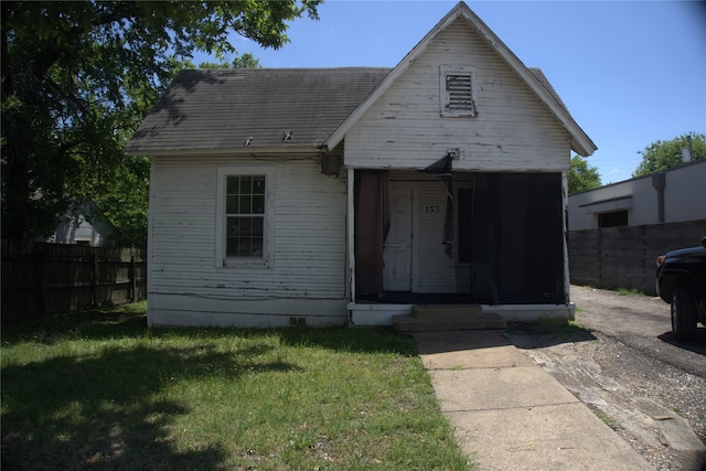 1530 Southerland Ave, Dallas, TX 75203 - view of front of house with a front lawn and fence