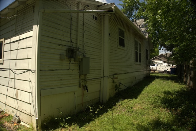 1530 Southerland Ave, Dallas, TX 75203 - view of side of home with fence and a yard