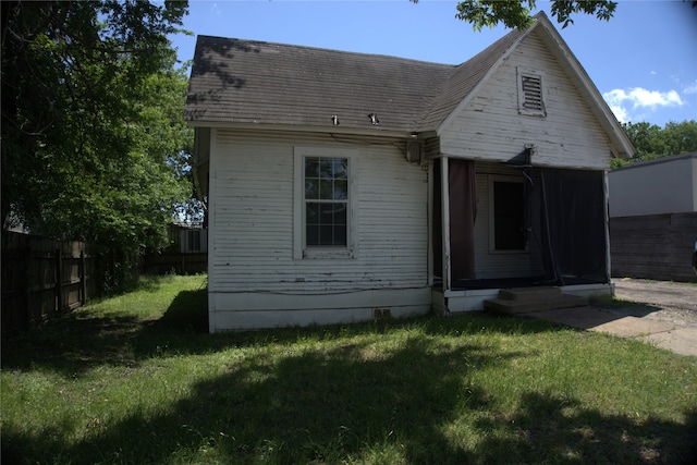 1530 Southerland Ave, Dallas, TX 75203 - rear view of house with a lawn, fence private yard, and roof with shingles