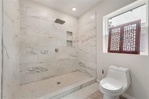 403 S Marlborough Ave, Dallas, TX 75208 - full bath with toilet, baseboards, curtained shower, and vanity
