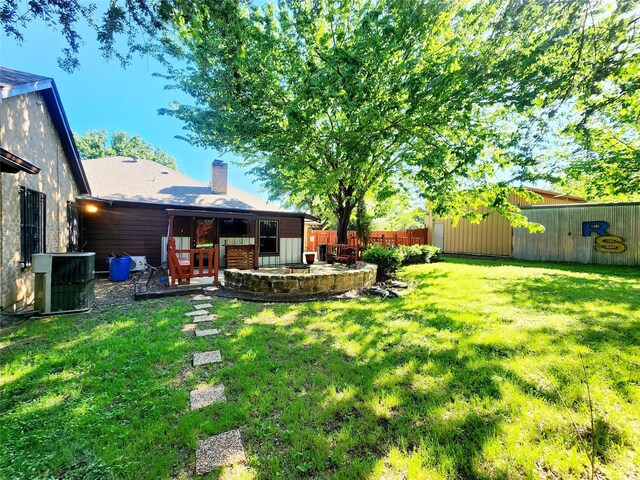 view of yard featuring an outdoor structure and a detached garage