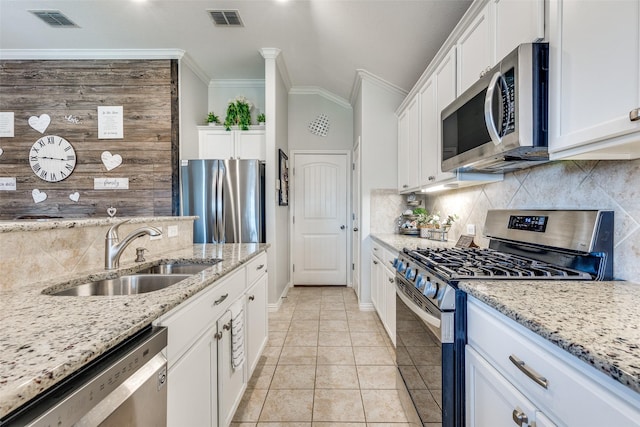 kitchen featuring stainless steel appliances, visible vents, a sink, and tasteful backsplash