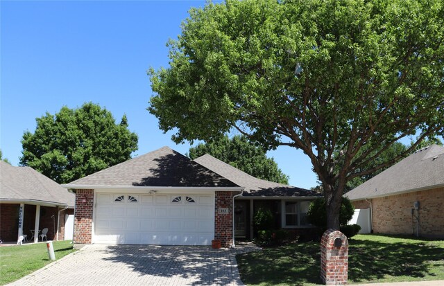 103 Sunglow Loop, Red Oak, TX 75154 - ranch-style home with a front lawn, driveway, a garage, and brick siding